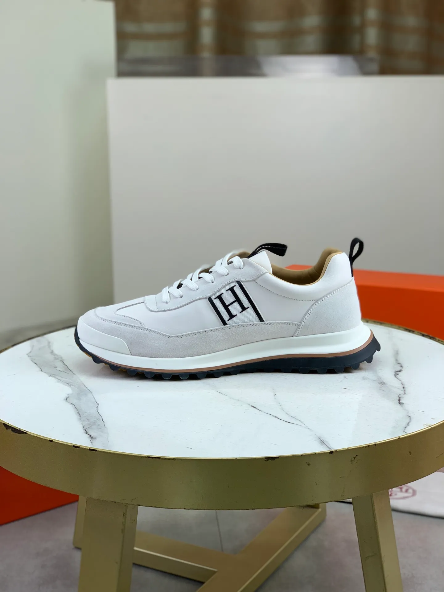 Factory price P800 Top version Original order Hermes men's Drift Sneaker summer new casual sports shoes Original purchase development and production H family men's classic series technological breathable fabrics with cowhide casual sports shoes Casual sports dad shoes combine high-tech breathable materials and cowhide, H family exclusive button decoration on the side The outsole is full of H italic design and bright colors show vitality and continue the brand design inspiration. Stroll around the city lightly and feel free and comfortable. Delivered in exquisite packaging 🛍📦 ▪️Fabric: original customized breathable material + first layer of cowhide ▪️Inner: cowhide feet ▪️Outsole: molded and evacuated PU+TPU material ▪️Size: 39-44 (38 45 customized) Multiple colors available Premium packaging